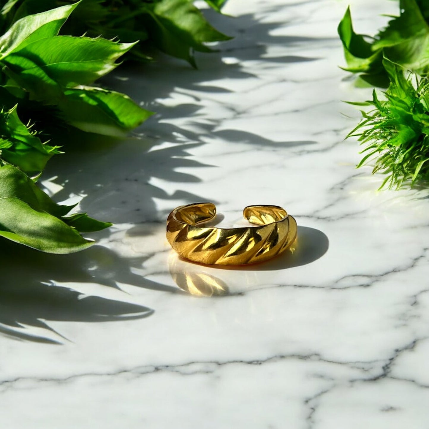 The Hilal Ring – Minimal One-Size Statement Ring | Gold
