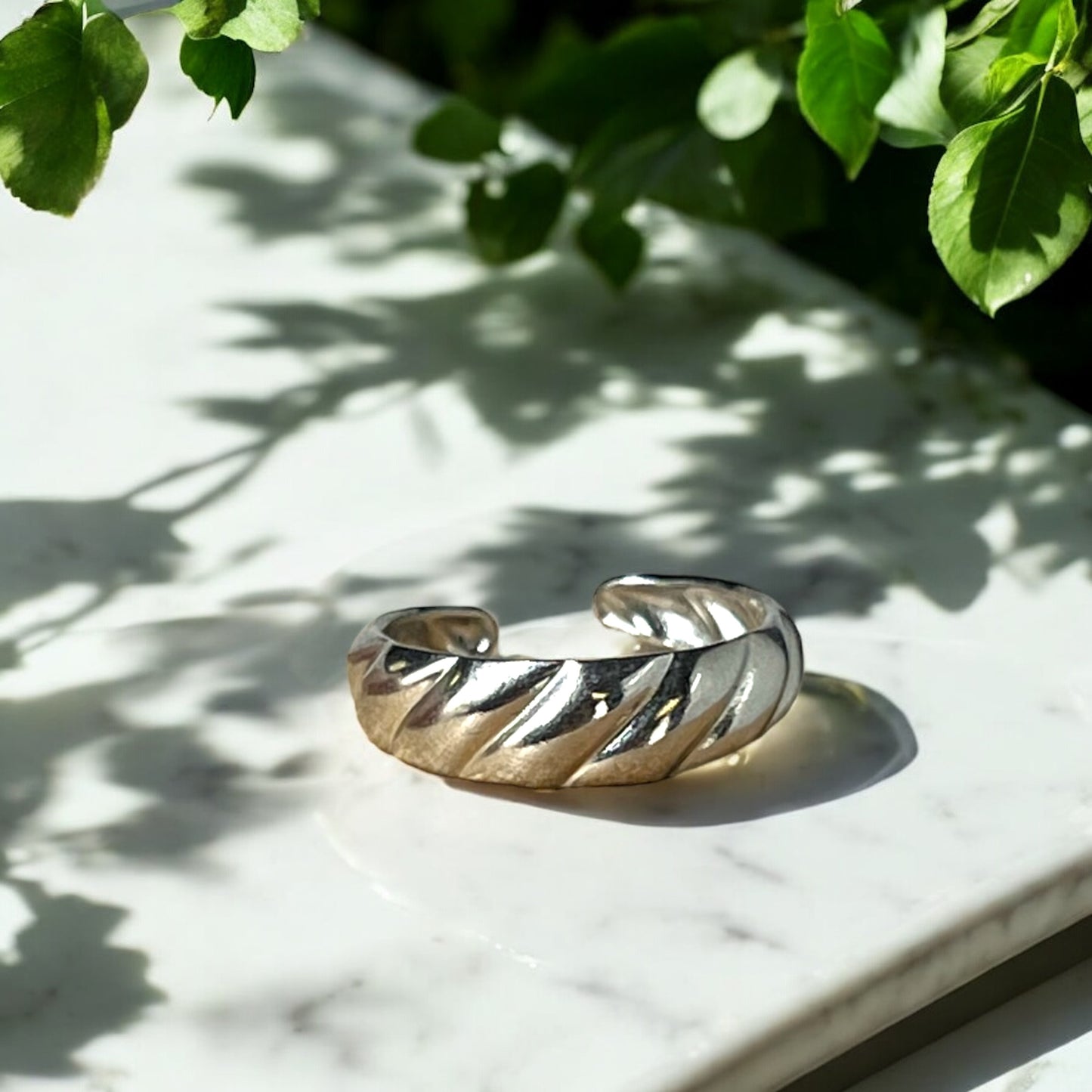 The Hilal Ring – Minimal One-Size Statement Ring | Gold